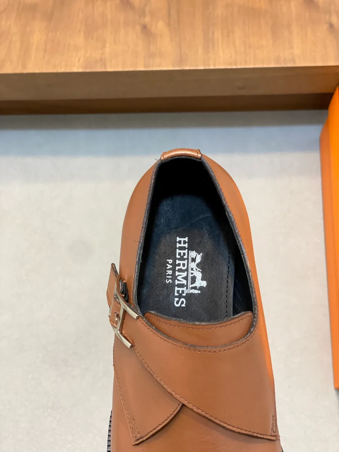 Men's shoes 💰780 HERMES/Hermès GAME slip-on loafers. These loafers are made of matte frosted calfskin. They are equipped with functional Kelly shoe buckles to easily create a fashionable urban style. They are equipped with genuine leather welts and lightweight grooved rubber foam outsole. They have genuine calfskin lining and silk-screen logo feet. They are slip-on design. They are novel and fashionable, with a handsome upper. Comes with a dust bag in the original box! Size: 39-40-41-42-43-44 standard leather shoe size (38/45 can be customized but does not support returns)